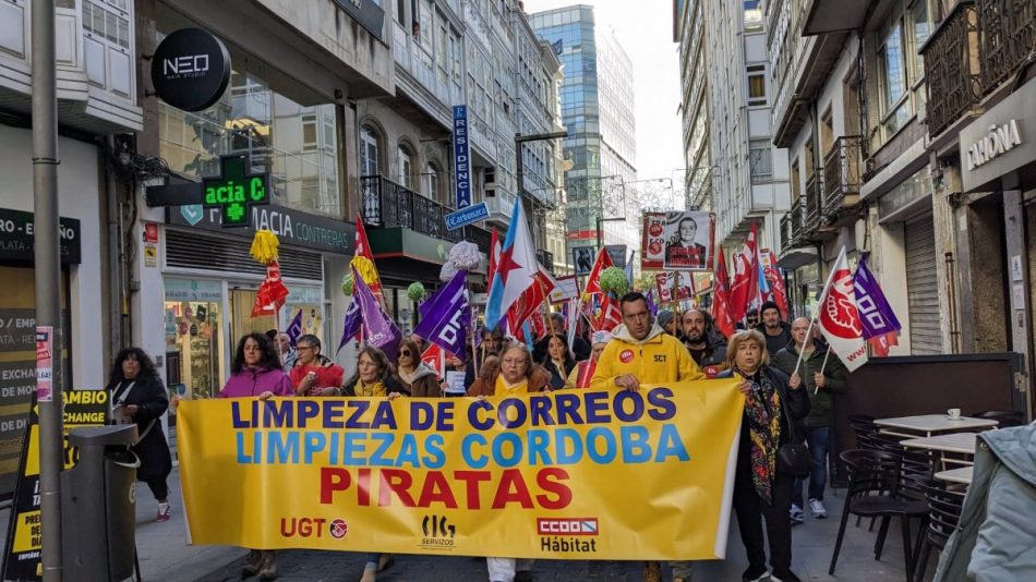 O persoal de limpeza de Correos maniféstase na Coruña para reclamar o cobro inmediato dos seus salarios