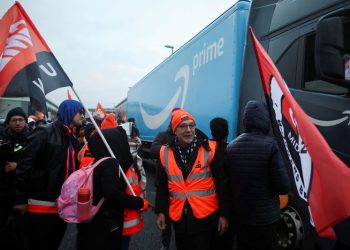 Trabajadores y activistas protestan contra Amazon en Europa durante el «Black Friday»