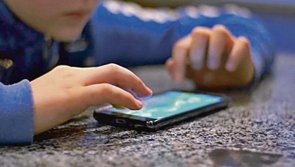Compromís impulsa una comisión de estudio en Les Corts sobre el acceso y el uso de los teléfonos móviles en menores