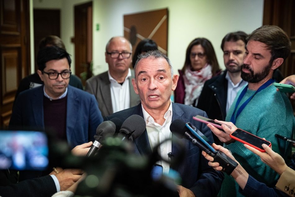 Enrique Santiago tacha de “indignidad absoluta” que en el “acoso” a las sedes del PSOE haya “destacados dirigentes políticos que estén contribuyendo a incendiar esta situación”