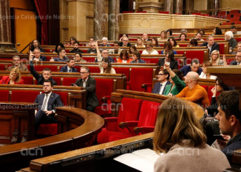 El Parlament rechaza la moción de la CUP de la ley de referéndum con la abstención de ERC y Junts