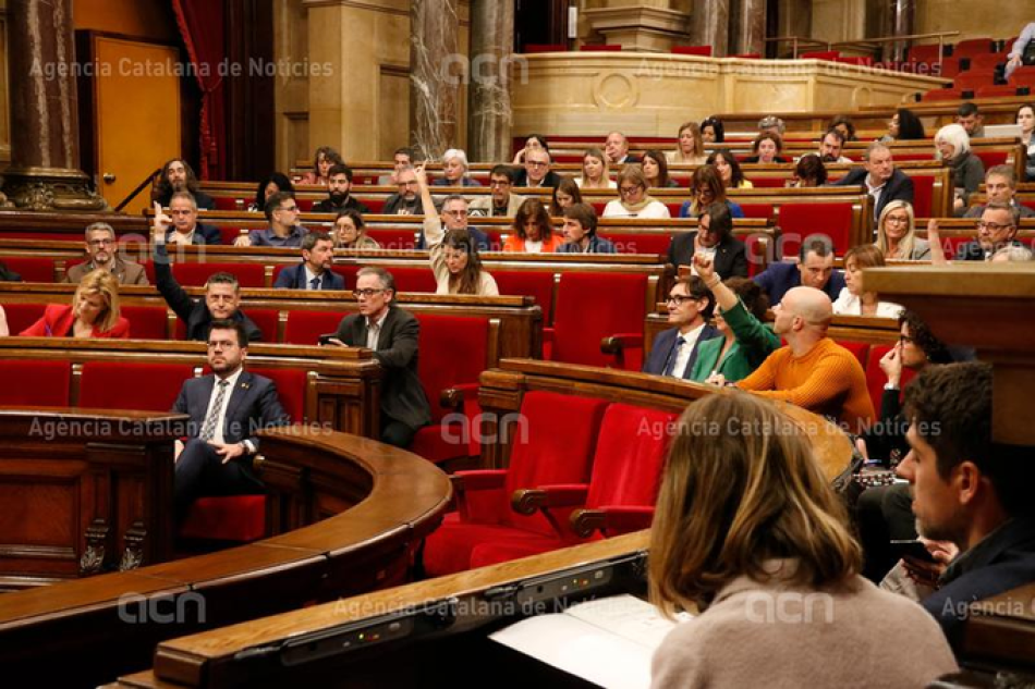 El Parlament rechaza la moción de la CUP de la ley de referéndum con la abstención de ERC y Junts
