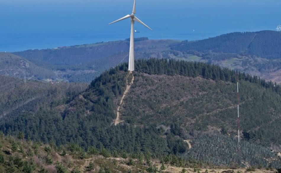 La plataforma Enkarterrin Makroeolkorik Ez publica alegaciones populares contra la central eólica proyectada en el cordal Alen Mello