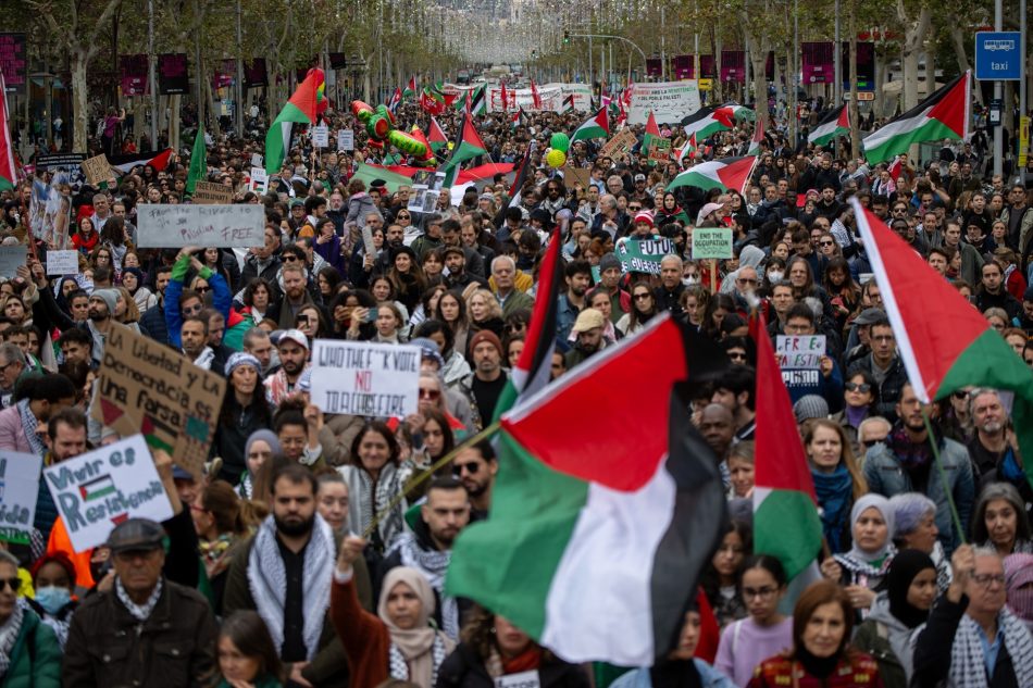 Miles de manifestantes exigen en Barcelona el cese de la masacre del pueblo palestino: «no es una guerra, es un genocidio»