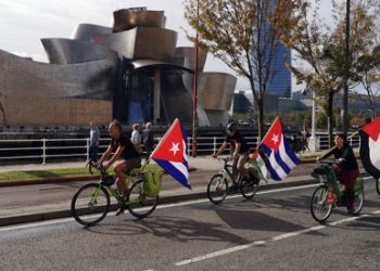 Bilbao: bici caravana acompañó la votación en la ONU contra el bloqueo de EEUU a Cuba y apoyó la causa palestina