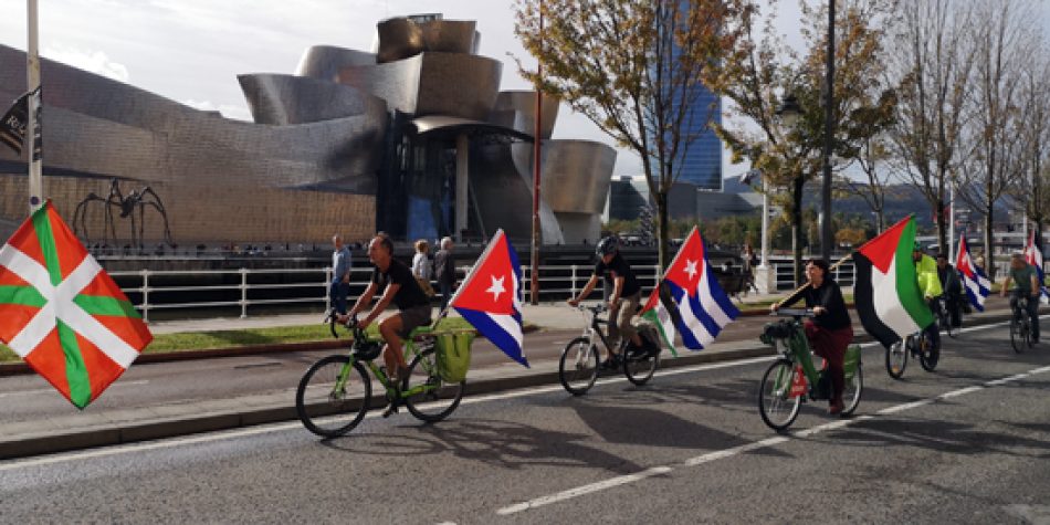 Bilbao: bici caravana acompañó la votación en la ONU contra el bloqueo de EEUU a Cuba y apoyó la causa palestina