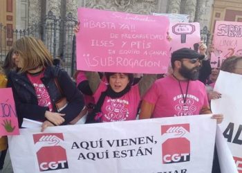 Las Técnicos de Integración social en huelga indefinida acampan ante la delegación de educación de Sevilla