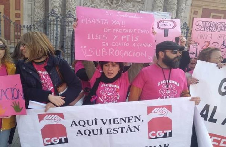 Las Técnicos de Integración social en huelga indefinida acampan ante la delegación de educación de Sevilla