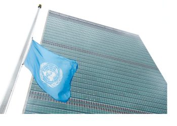 La ONU arría su bandera a media asta en su sede en Nueva York en homenaje al centenar de miembros de Unrwa asesinados por el ejército de Israel en Gaza
