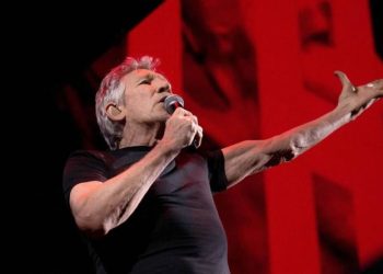 Roger Waters condena el genocidio contra el Pueblo Palestino en un estadio repleto de seguidores que lo ovacionaron