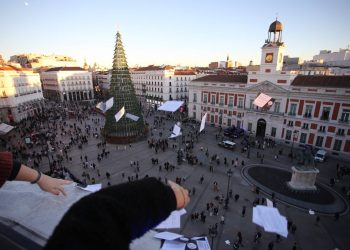 Activistas arrojan panfletos con los mensajes del ejército israelí en la Puerta del Sol de Madrid