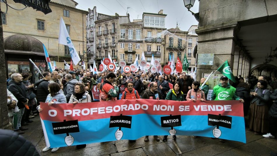 Nova lección de dignidade de miles de docentes reclamando en Compostela a inmediata rectificación da Consellaría