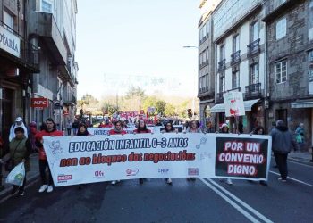 As traballadoras de educación infantil maniféstanse en Compostela en demanda de salarios dignos
