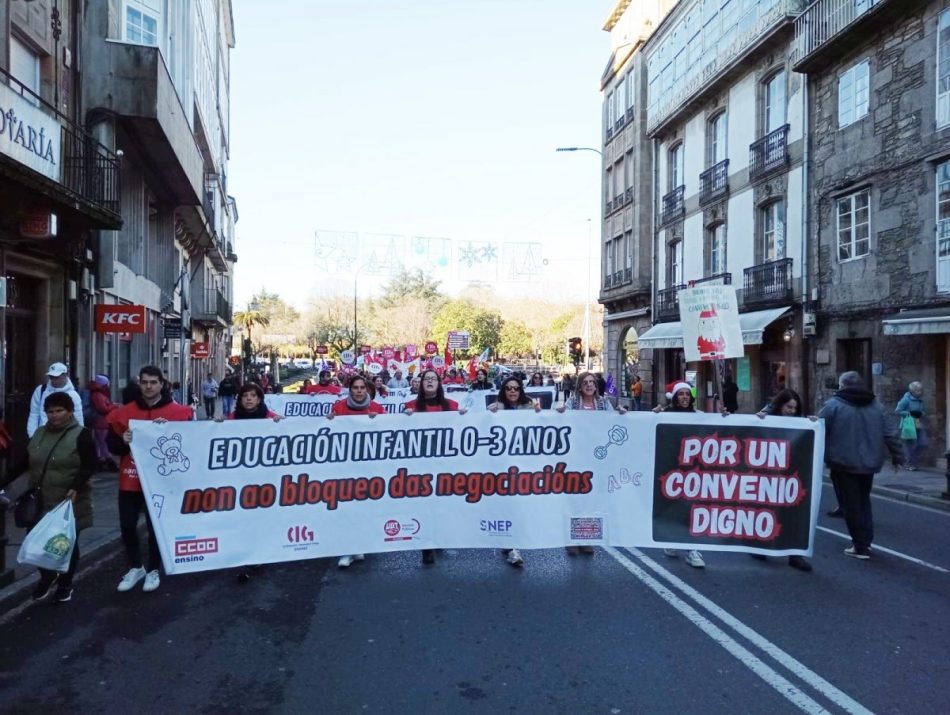 As traballadoras de educación infantil maniféstanse en Compostela en demanda de salarios dignos