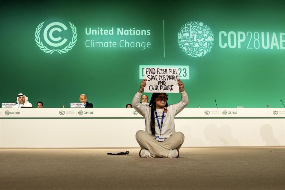 El último borrador presentado en la COP28 ignora la urgencia de poner fin a los combustibles fósiles
