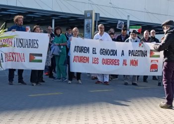 Profesionales y usuarias de La Fe se concentran contra el genocidio en Gaza