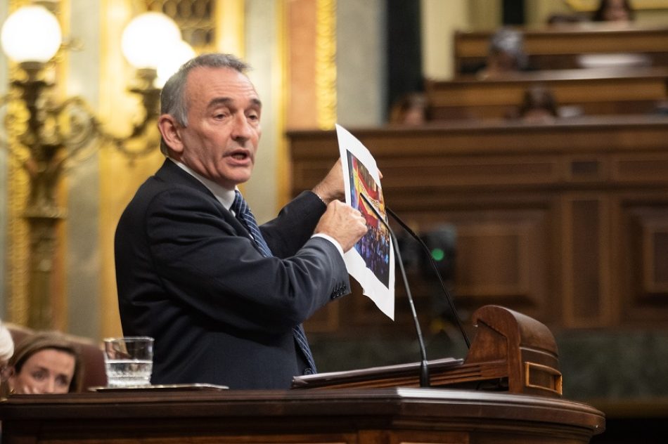 Enrique Santiago reclama formalmente a Interior que dé los datos de las “detenciones, sanciones y denuncias” de la Policía frente a la violencia en las concentraciones radicales en Ferraz