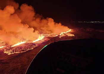 Entra en erupción el volcán islandés en la península de Reykjanes