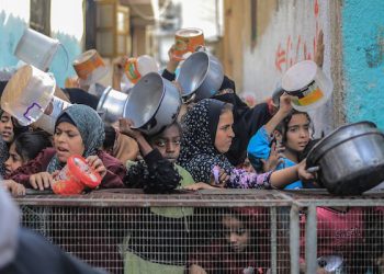 Gazatíes mueren de hambre y soldados israelíes queman alimentos