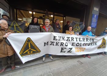 La plataforma Enkarterrin Makroeolikorik Ez registra más de 3000 alegaciones populares contra el proyecto de la central eólica en el cordal Alen Mello