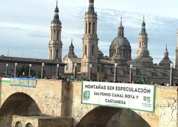 Una enorme serpiente exige en Zaragoza la protección definitiva del valle de Canal Roya