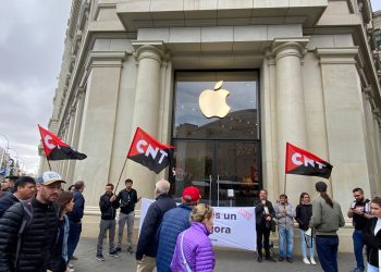 CNT convoca huelga en Apple Passeig de Gràcia 