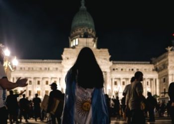 Argentinos realizan cacerolazos en repudio a paquetazo de Milei