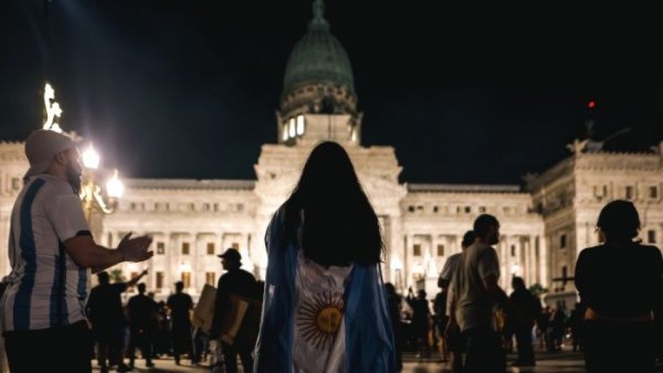 Argentinos realizan cacerolazos en repudio a paquetazo de Milei