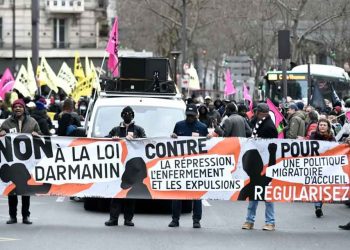 Izquierda francesa reclama retirada de ley de inmigración