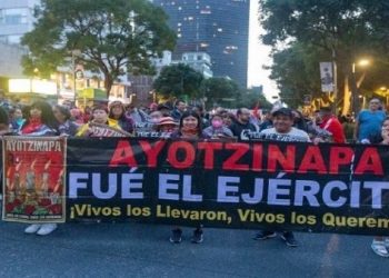 Exigen justicia para los 43 estudiantes de Ayotzinapa (México)