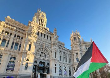 Más de 900 zapatos frente al Ayuntamiento de Madrid para denunciar la masacre en Palestina
