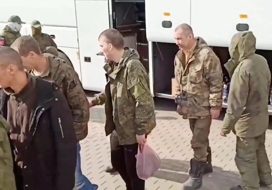 Ucrania y Rusia realizan mayor intercambio de prisioneros de guerra