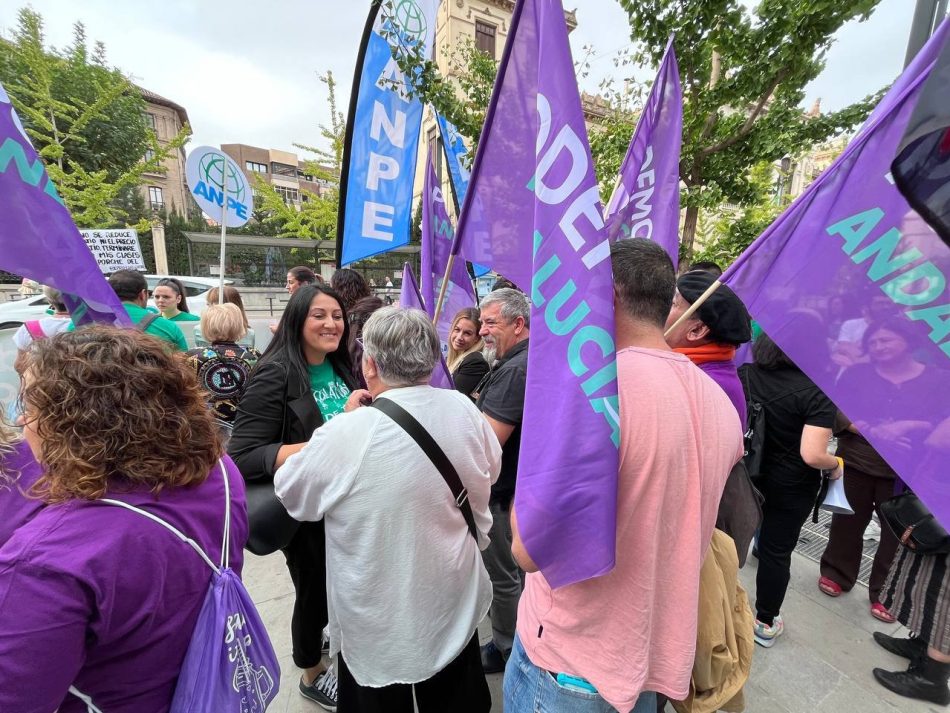 Por Andalucía critica la falta de instrucciones a los centros educativos ante el aumento de infecciones respiratorias y pide la comparecencia de la consejera