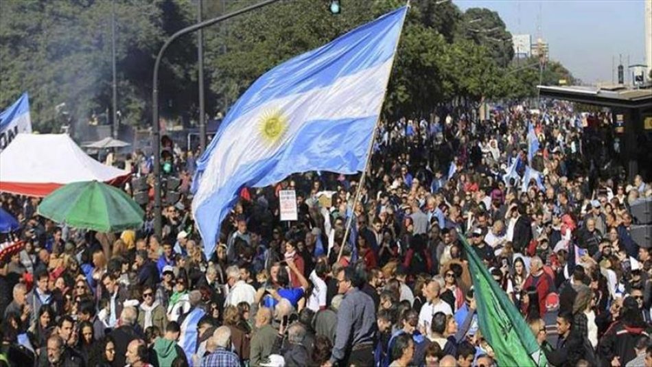 Miles de ciudadanos se movilizaron en la Plaza del Congreso en Buenos Aires tras primeras medidas de Gobierno argentino