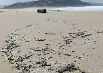 El vertido de pellets de plástico se extiende a más zonas del litoral gallego mientras continúan las críticas a la Xunta