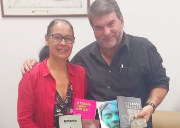 La artista cubana Orisel Gaspar entrega libros de cuatro autoras gallegas a los fondos de la Biblioteca Nacional de Cuba