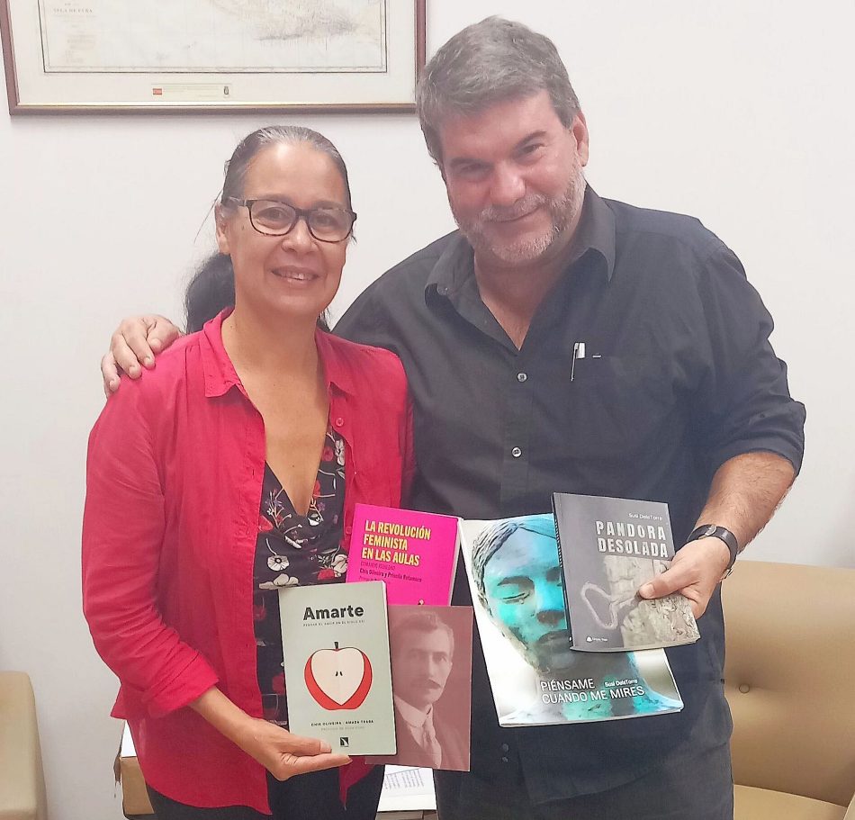 La artista cubana Orisel Gaspar entrega libros de cuatro autoras gallegas a los fondos de la Biblioteca Nacional de Cuba
