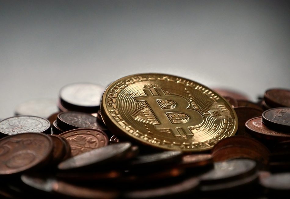 Bitcoin y teorías económicas: desentrañar la dinámica de divisas digitales