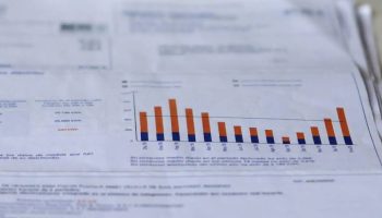 La factura eléctrica del usuario medio sube 13 euros con respecto a octubre de 2024, según el análisis de FACUA