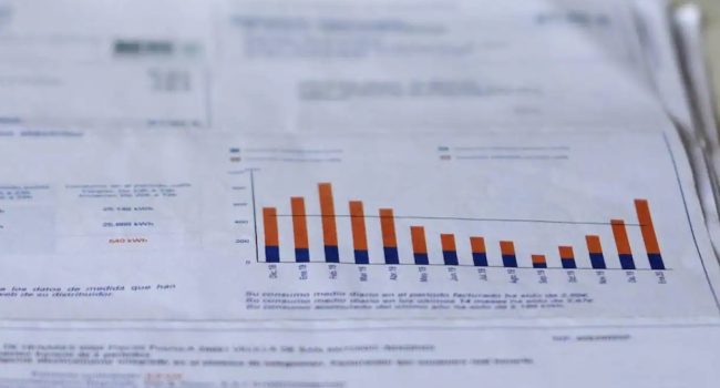 La factura eléctrica del usuario medio sube 13 euros con respecto a octubre de 2024, según el análisis de FACUA