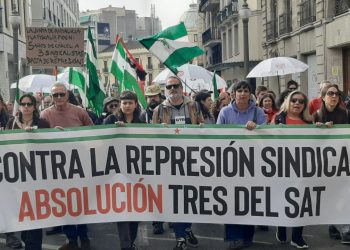 Adelante Andalucía lleva al Parlamento la represión contra los tres represaliados del SAT por protestar contra un despido a una limpiadora de la Junta