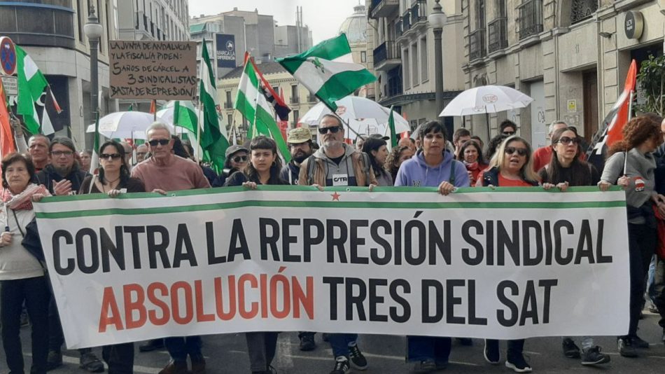 Adelante Andalucía lleva al Parlamento la represión contra los tres represaliados del SAT por protestar contra un despido a una limpiadora de la Junta