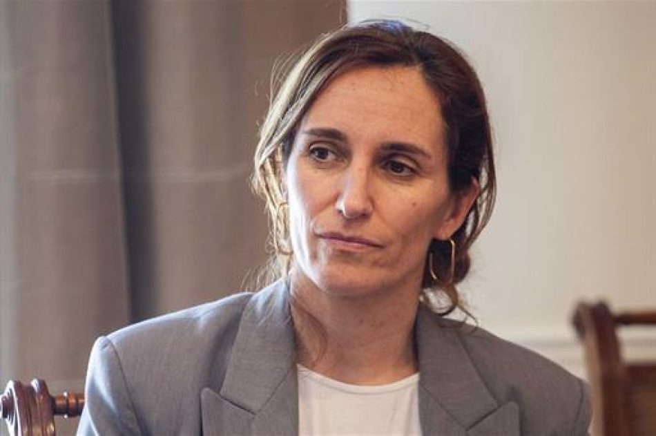 Mónica García se reúne con la Marea Blanca para abordar la defensa de la sanidad pública y universal