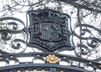 Denuncian a Patrimonio Nacional por mantener escudos franquistas en el Palacio de El Pardo