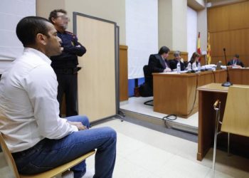 Cuatro años y medio de cárcel para Dani Alves por agredir sexualmente a una joven en Barcelona