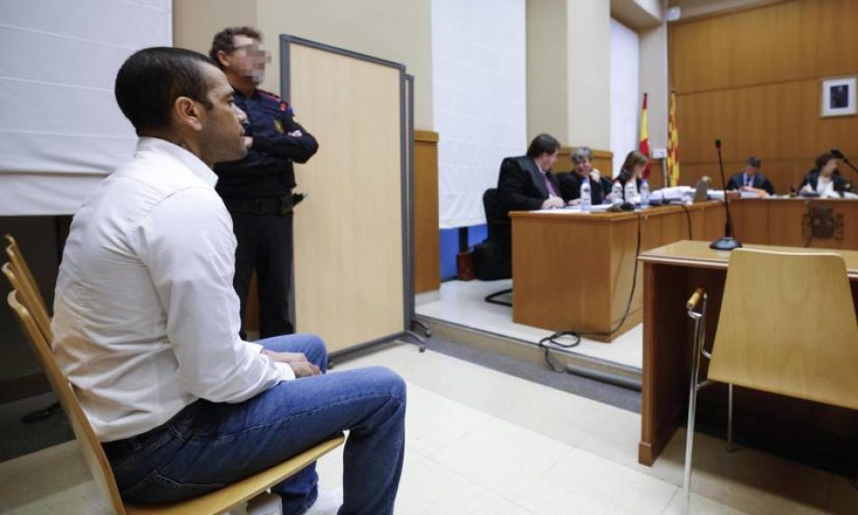 Cuatro años y medio de cárcel para Dani Alves por agredir sexualmente a una joven en Barcelona