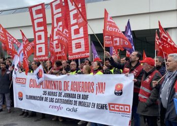 Pepa Páez, en la concentración de la huelga en Adif y Renfe: «Seguiremos presionando hasta que cumplan lo pactado»