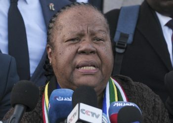 Presidenta sudafricana acusa a la Inteligencia de Israel de intimidarla por la demanda en La Haya