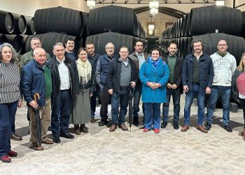 Enrique Santiago adelanta tras un encuentro con agricultores que IU y Sumar actuarán “contra los cultivos superintensivos que esquilman el agua, acaban con la mano de obra y destrozan el suelo”