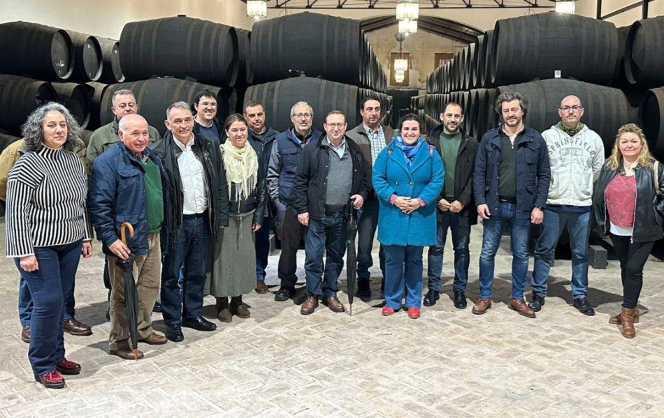 Enrique Santiago adelanta tras un encuentro con agricultores que IU y Sumar actuarán “contra los cultivos superintensivos que esquilman el agua, acaban con la mano de obra y destrozan el suelo”